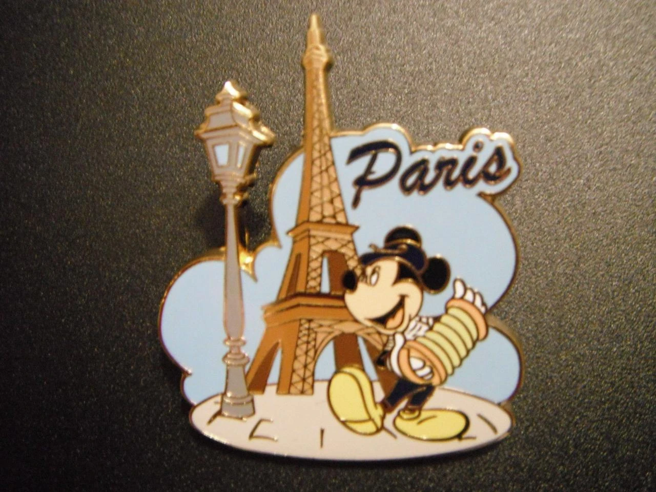 Pins Disney Disneyland Paris : Mickey à Paris
